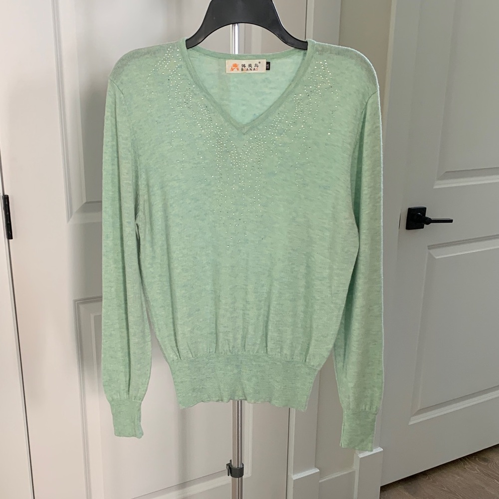 Elegant Mint V-Neck Sweater In 48.2% Cashmere and 51.8% Refined Wool